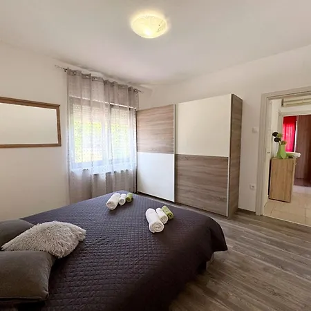 Rozi By Interhome Apartmán *